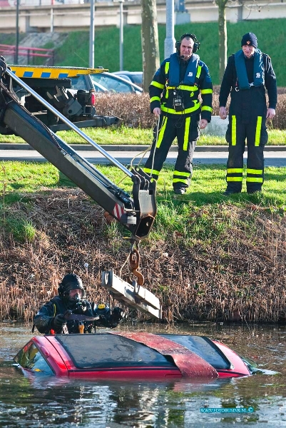 12011704.jpg - FOTOOPDRACHT:Dordrecht:17-01-2011:Foto: Duikers helpen het takel bedrijf de auto uit het water te halen.Op de Groenzoom nabij wc Stadspolders te Dordrecht is aan het einde van de ochtend een auto met bestuurder in het water terecht gekomen. Over de toedracht van het ongeval is nog niets bekend. De bestuurder bleef ongedeerd en wist zelf op de kant te komen maar niet zonder zelf nat te worden. Duikers van de brandweer en een takelbedijf haalde de auto uit het water, deze is totaallos.Deze digitale foto blijft eigendom van FOTOPERSBURO BUSINK. Wij hanteren de voorwaarden van het N.V.F. en N.V.J. Gebruik van deze foto impliceert dat u bekend bent  en akkoord gaat met deze voorwaarden bij publicatie.EB/ETIENNE BUSINK