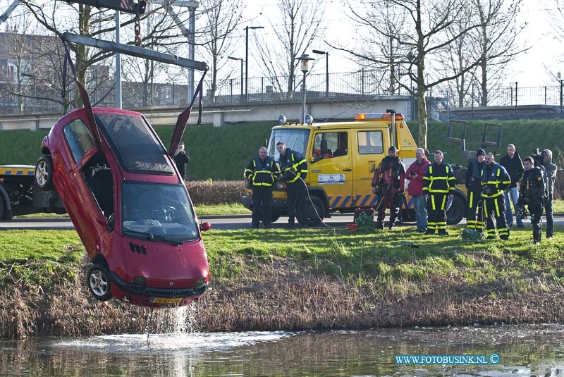 12011706.jpg - FOTOOPDRACHT:Dordrecht:17-01-2011:Op de Groenzoom nabij wc Stadspolders te Dordrecht is aan het einde van de ochtend een auto met bestuurder in het water terecht gekomen. Over de toedracht van het ongeval is nog niets bekend. De bestuurder bleef ongedeerd en wist zelf op de kant te komen maar niet zonder zelf nat te worden. Duikers van de brandweer en een takelbedijf haalde de auto uit het water, deze is totaallos.Deze digitale foto blijft eigendom van FOTOPERSBURO BUSINK. Wij hanteren de voorwaarden van het N.V.F. en N.V.J. Gebruik van deze foto impliceert dat u bekend bent  en akkoord gaat met deze voorwaarden bij publicatie.EB/ETIENNE BUSINK