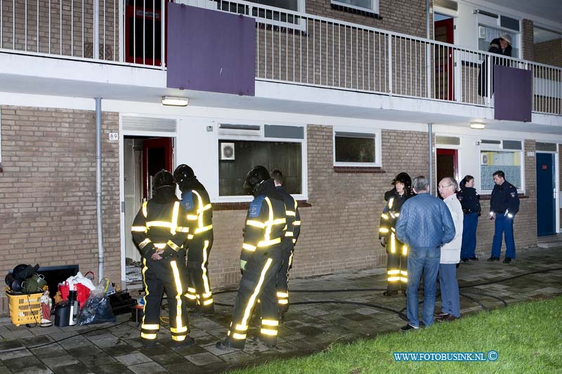 12012001.jpg - FOTOOPDRACHT:Dordrecht:20-01-2011:Een binnen brand in een woning aan de Stierstraat 89 richtte vannacht grote schade aan, de brandweer bluste de brand en kon nog wat spullen naar buiten de woning halen. ook de buren waren waker geworden van de brand en keken hulpeloos toe. over de oorzaak van de brand kon men vannacht nog niks zeggen. er waren zo ver bekend geen personen in de woning aanwezig.Deze digitale foto blijft eigendom van FOTOPERSBURO BUSINK. Wij hanteren de voorwaarden van het N.V.F. en N.V.J. Gebruik van deze foto impliceert dat u bekend bent  en akkoord gaat met deze voorwaarden bij publicatie.EB/ETIENNE BUSINK