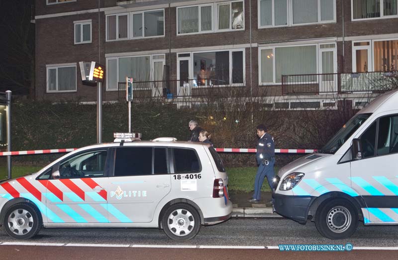 12012004.jpg - FOTOOPDRACHT:Dordrecht:20-01-2011:Bij een ruzie in een woonhuis aan de Hugo van Gijnweg 233 in Dordrecht , is een persoon zwaar gewond geraakt. Mogelijk is het door het glas heen op 2e verdieping gegaan. De persoon is zwaar gewond afgevoerd naar het ziekenhuis. De technische politie heeft in de weide omgeving een grootschalig sporen onderzoek gehouden. Tot diep in de nacht was alles rond om 3 flats afgezet met politie linten.Deze digitale foto blijft eigendom van FOTOPERSBURO BUSINK. Wij hanteren de voorwaarden van het N.V.F. en N.V.J. Gebruik van deze foto impliceert dat u bekend bent  en akkoord gaat met deze voorwaarden bij publicatie.EB/ETIENNE BUSINK