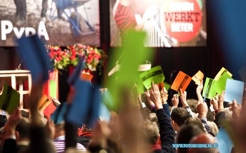 12012204.jpg - FOTOOPDRACHT:Den Bosch:22-01-2012:Foto: Het stemmen van de 4 moties.tweedaags PvdA-congres in Den BoschDeze digitale foto blijft eigendom van FOTOPERSBURO BUSINK. Wij hanteren de voorwaarden van het N.V.F. en N.V.J. Gebruik van deze foto impliceert dat u bekend bent  en akkoord gaat met deze voorwaarden bij publicatie.EB/ETIENNE BUSINK