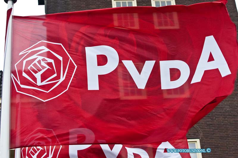 12012205.jpg - FOTOOPDRACHT:Den Bosch:22-01-2012:Foto: PVDA vlagentweedaags PvdA-congres in Den BoschDeze digitale foto blijft eigendom van FOTOPERSBURO BUSINK. Wij hanteren de voorwaarden van het N.V.F. en N.V.J. Gebruik van deze foto impliceert dat u bekend bent  en akkoord gaat met deze voorwaarden bij publicatie.EB/ETIENNE BUSINK