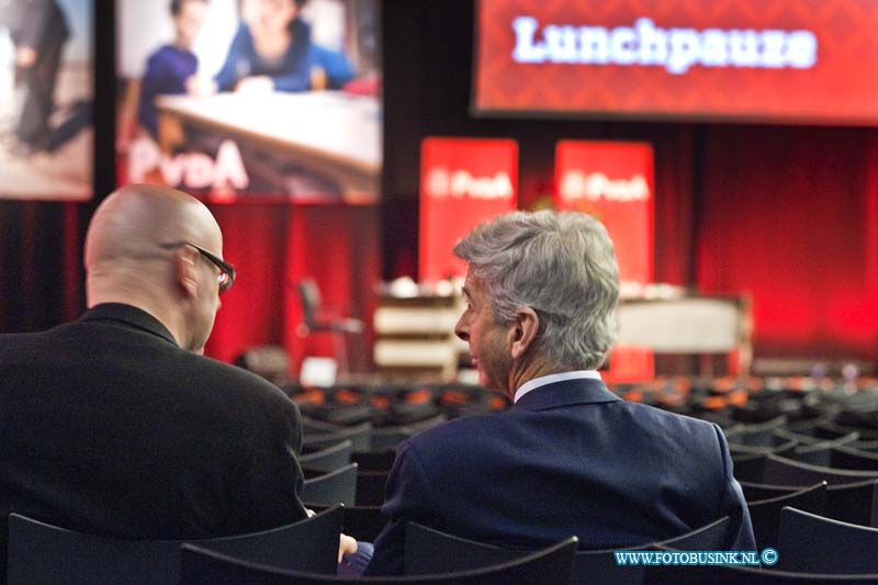 12012208.jpg - FOTOOPDRACHT:Den Bosch:22-01-2012:Foto: Ronald Plasterk in gesprek op de rug gezien tijdens de lunche pauze. tweedaags PvdA-congres in Den BoschDeze digitale foto blijft eigendom van FOTOPERSBURO BUSINK. Wij hanteren de voorwaarden van het N.V.F. en N.V.J. Gebruik van deze foto impliceert dat u bekend bent  en akkoord gaat met deze voorwaarden bij publicatie.EB/ETIENNE BUSINK