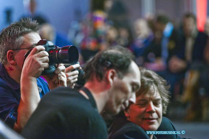 12012212.jpg - FOTOOPDRACHT:Den Bosch:22-01-2012:Foto: Fotografevn in actie links Dirk Hol tweedaags PvdA-congres in Den BoschDeze digitale foto blijft eigendom van FOTOPERSBURO BUSINK. Wij hanteren de voorwaarden van het N.V.F. en N.V.J. Gebruik van deze foto impliceert dat u bekend bent  en akkoord gaat met deze voorwaarden bij publicatie.EB/ETIENNE BUSINK