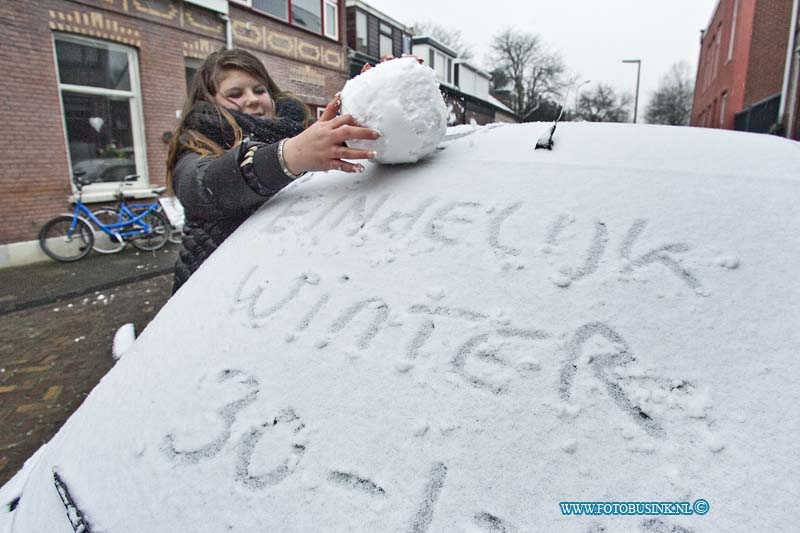 12013005.jpg - FOTOOPDRACHT:Dordrecht:30-01-2012:In de wijk Nieuw Krispijn is Lesley een sneeuwbal voor het sneeuwballen gevecht met Shanon.Deze digitale foto blijft eigendom van FOTOPERSBURO BUSINK. Wij hanteren de voorwaarden van het N.V.F. en N.V.J. Gebruik van deze foto impliceert dat u bekend bent  en akkoord gaat met deze voorwaarden bij publicatie.EB/ETIENNE BUSINK