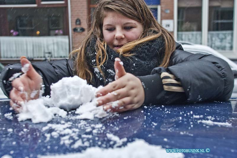 12013008.jpg - FOTOOPDRACHT:Dordrecht:30-01-2012:In de wijk Nieuw Krispijn is Lesley sneeuwballen voor het gevecht aan het maken.Deze digitale foto blijft eigendom van FOTOPERSBURO BUSINK. Wij hanteren de voorwaarden van het N.V.F. en N.V.J. Gebruik van deze foto impliceert dat u bekend bent  en akkoord gaat met deze voorwaarden bij publicatie.EB/ETIENNE BUSINK