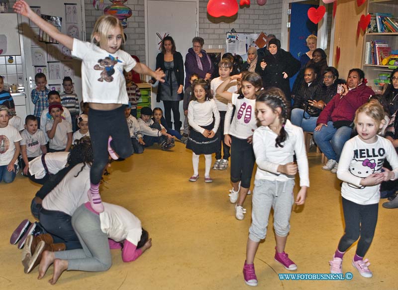 12021401.jpg - FOTOOPDRACHT:Dordrecht:14-02-2012:De John F. Kennedyschool lokatie Bosstraat neemt deel aan het project 'Doe ff Gezond' met als doel om een gezonde leefstijl te stimuleren bij leerkrachten en leerlingen. Onze leerlingen maken kennis met een divers sport- & beweegaanbod. de leerlingen van groep 4 hebebn 1,5 maand erg hun best gedaan om vandaag dinsdag 14-02-2012 aan hun ouders en opa en oma's het resultaat van de ingestuderde streetdance te laten zien.Deze digitale foto blijft eigendom van FOTOPERSBURO BUSINK. Wij hanteren de voorwaarden van het N.V.F. en N.V.J. Gebruik van deze foto impliceert dat u bekend bent  en akkoord gaat met deze voorwaarden bij publicatie.EB/ETIENNE BUSINK