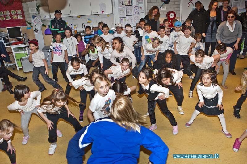 12021402.jpg - FOTOOPDRACHT:Dordrecht:14-02-2012:De John F. Kennedyschool lokatie Bosstraat neemt deel aan het project 'Doe ff Gezond' met als doel om een gezonde leefstijl te stimuleren bij leerkrachten en leerlingen. Onze leerlingen maken kennis met een divers sport- & beweegaanbod. de leerlingen van groep 4 hebebn 1,5 maand erg hun best gedaan om vandaag dinsdag 14-02-2012 aan hun ouders en opa en oma's het resultaat van de ingestuderde streetdance te laten zien.Deze digitale foto blijft eigendom van FOTOPERSBURO BUSINK. Wij hanteren de voorwaarden van het N.V.F. en N.V.J. Gebruik van deze foto impliceert dat u bekend bent  en akkoord gaat met deze voorwaarden bij publicatie.EB/ETIENNE BUSINK