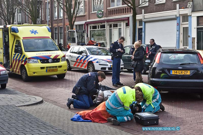 12030901.jpg - FOTOOPDRACHT:Dordrecht:09-03-2012:Aanrijding auto/scooter Dubbeldamseweg Zuid ter hoogte NR 69 de Aldi. De bestuurster van de scooter raakt gewond en werd door ambulance vervoerd naar het ziekenhuis. de Dubbeldamseweg is een uur afgesloten voor het verkeer geweest ivm onderzoek naar de toedracht van het ongeval.Deze digitale foto blijft eigendom van FOTOPERSBURO BUSINK. Wij hanteren de voorwaarden van het N.V.F. en N.V.J. Gebruik van deze foto impliceert dat u bekend bent  en akkoord gaat met deze voorwaarden bij publicatie.EB/ETIENNE BUSINK