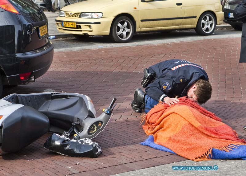 12030902.jpg - FOTOOPDRACHT:Dordrecht:09-03-2012:Aanrijding auto/scooter Dubbeldamseweg Zuid ter hoogte NR 69 de Aldi. De bestuurster van de scooter raakt gewond en werd door ambulance vervoerd naar het ziekenhuis. de Dubbeldamseweg is een uur afgesloten voor het verkeer geweest ivm onderzoek naar de toedracht van het ongeval.Deze digitale foto blijft eigendom van FOTOPERSBURO BUSINK. Wij hanteren de voorwaarden van het N.V.F. en N.V.J. Gebruik van deze foto impliceert dat u bekend bent  en akkoord gaat met deze voorwaarden bij publicatie.EB/ETIENNE BUSINK