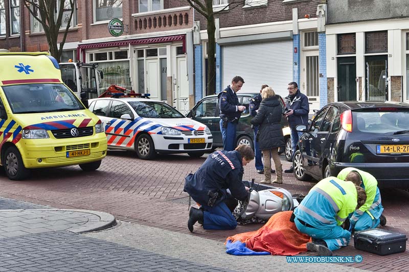12030903.jpg - FOTOOPDRACHT:Dordrecht:09-03-2012:Aanrijding auto/scooter Dubbeldamseweg Zuid ter hoogte NR 69 de Aldi. De bestuurster van de scooter raakt gewond en werd door ambulance vervoerd naar het ziekenhuis. de Dubbeldamseweg is een uur afgesloten voor het verkeer geweest ivm onderzoek naar de toedracht van het ongeval.Deze digitale foto blijft eigendom van FOTOPERSBURO BUSINK. Wij hanteren de voorwaarden van het N.V.F. en N.V.J. Gebruik van deze foto impliceert dat u bekend bent  en akkoord gaat met deze voorwaarden bij publicatie.EB/ETIENNE BUSINK