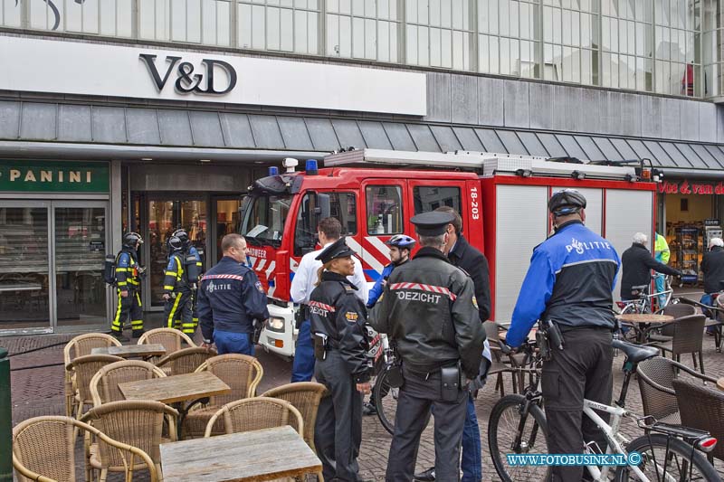 12031402.jpg - FOTOOPDRACHT:Dordrecht:14-03-2012:Binnenbrand door kortstuiting V&D Statenplein Dordrecht Deze digitale foto blijft eigendom van FOTOPERSBURO BUSINK. Wij hanteren de voorwaarden van het N.V.F. en N.V.J. Gebruik van deze foto impliceert dat u bekend bent  en akkoord gaat met deze voorwaarden bij publicatie.EB/ETIENNE BUSINK