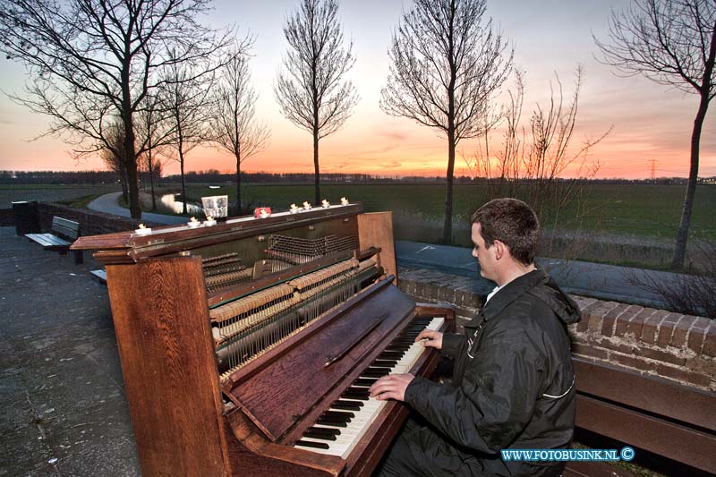 12032606.jpg - FOTOOPDRACHT:Dordrecht:26-03-2012:Vreemd maar waar muziek in de Dordtse Bieschebos, er staan een Piano op de stoopbank, de reden in ons onbekend maar er werd afgelopen weekend dankbaar gebruik vangemaakt tot in de laate uurtje klonk er muziek door de polders.Deze digitale foto blijft eigendom van FOTOPERSBURO BUSINK. Wij hanteren de voorwaarden van het N.V.F. en N.V.J. Gebruik van deze foto impliceert dat u bekend bent  en akkoord gaat met deze voorwaarden bij publicatie.EB/ETIENNE BUSINK