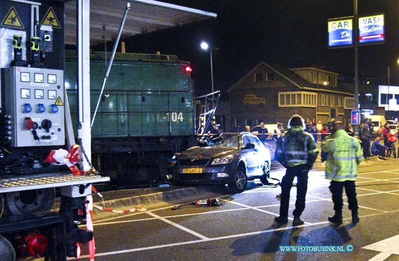 12032701.jpg - FOTOOPDRACHT:Dordrecht:27-03-2012:Een 28-jarige bestuurster van een auto is op de Dokweg in Dordrecht tegen een rijdende locomotief gereden. De vrouw kwam met de schrik vrij. Waaschijnlijk heeft de vrouw de trein en het rode licht niet gezien.Deze digitale foto blijft eigendom van FOTOPERSBURO BUSINK. Wij hanteren de voorwaarden van het N.V.F. en N.V.J. Gebruik van deze foto impliceert dat u bekend bent  en akkoord gaat met deze voorwaarden bij publicatie.EB/ETIENNE BUSINK