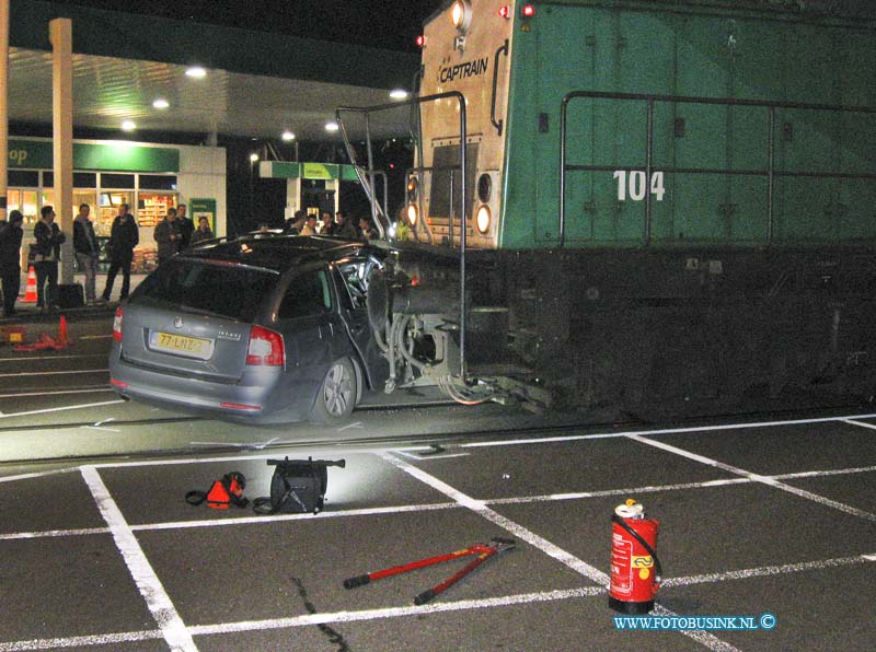 12032703.jpg - FOTOOPDRACHT:Dordrecht:27-03-2012:Een 28-jarige bestuurster van een auto is op de Dokweg in Dordrecht tegen een rijdende locomotief gereden. De vrouw kwam met de schrik vrij. Waaschijnlijk heeft de vrouw de trein en het rode licht niet gezien.Deze digitale foto blijft eigendom van FOTOPERSBURO BUSINK. Wij hanteren de voorwaarden van het N.V.F. en N.V.J. Gebruik van deze foto impliceert dat u bekend bent  en akkoord gaat met deze voorwaarden bij publicatie.EB/ETIENNE BUSINK