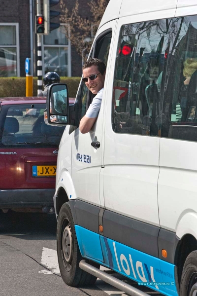 12032704.jpg - FOTOOPDRACHT:Dordrecht:09-04-2012:Jeroen verbueken in zijn taxi bus lotaxDeze digitale foto blijft eigendom van FOTOPERSBURO BUSINK. Wij hanteren de voorwaarden van het N.V.F. en N.V.J. Gebruik van deze foto impliceert dat u bekend bent  en akkoord gaat met deze voorwaarden bij publicatie.EB/ETIENNE BUSINK