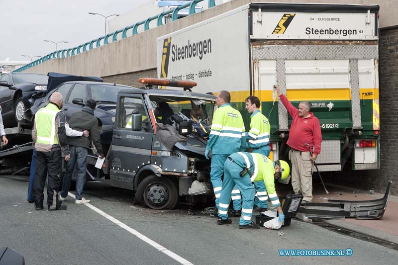 12040201.jpg - FOTOOPDRACHT:Dordrecht:02-04-2012:Dordrecht Bij een aanrijding op de Mijlweg is vanmiddag een bestuurder van een vrachtwagen gewond en bekneld in zijn cabine en gewond geraakt. De trauma helikopter en 2 ziekenwagen verleende assistentie aan de gewonde bestuurder en de brandweer bevrijde beknelde man uit zijn cabine. De toegang weg naar het dordt industrieterrein weg was enkelen uren afgesloten voor het verkeer. beide vrachtwagens raakte totaal los bij het zware ongeval.Deze digitale foto blijft eigendom van FOTOPERSBURO BUSINK. Wij hanteren de voorwaarden van het N.V.F. en N.V.J. Gebruik van deze foto impliceert dat u bekend bent  en akkoord gaat met deze voorwaarden bij publicatie.EB/ETIENNE BUSINK