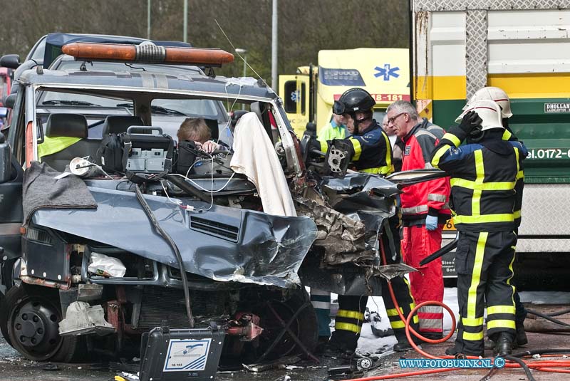 12040204.jpg - FOTOOPDRACHT:Dordrecht:02-04-2012:Dordrecht Bij een aanrijding op de Mijlweg is vanmiddag een bestuurder van een vrachtwagen gewond en bekneld in zijn cabine en gewond geraakt. De trauma helikopter en 2 ziekenwagen verleende assistentie aan de gewonde bestuurder en de brandweer bevrijde beknelde man uit zijn cabine. De toegang weg naar het dordt industrieterrein weg was enkelen uren afgesloten voor het verkeer. beide vrachtwagens raakte totaal los bij het zware ongeval.Deze digitale foto blijft eigendom van FOTOPERSBURO BUSINK. Wij hanteren de voorwaarden van het N.V.F. en N.V.J. Gebruik van deze foto impliceert dat u bekend bent  en akkoord gaat met deze voorwaarden bij publicatie.EB/ETIENNE BUSINK