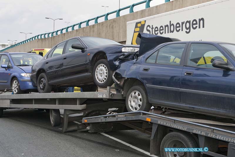 12040205.jpg - FOTOOPDRACHT:Dordrecht:02-04-2012:Dordrecht Bij een aanrijding op de Mijlweg is vanmiddag een bestuurder van een vrachtwagen gewond en bekneld in zijn cabine en gewond geraakt. De trauma helikopter en 2 ziekenwagen verleende assistentie aan de gewonde bestuurder en de brandweer bevrijde beknelde man uit zijn cabine. De toegang weg naar het dordt industrieterrein weg was enkelen uren afgesloten voor het verkeer. beide vrachtwagens raakte totaal los bij het zware ongeval.Deze digitale foto blijft eigendom van FOTOPERSBURO BUSINK. Wij hanteren de voorwaarden van het N.V.F. en N.V.J. Gebruik van deze foto impliceert dat u bekend bent  en akkoord gaat met deze voorwaarden bij publicatie.EB/ETIENNE BUSINK