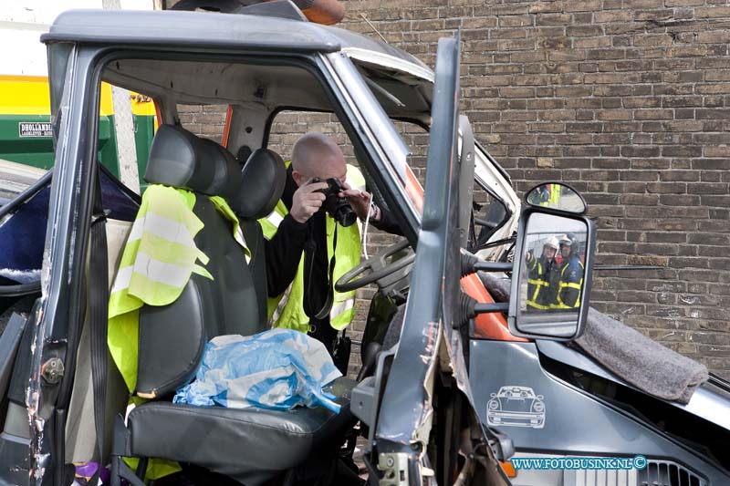 12040209.jpg - FOTOOPDRACHT:Dordrecht:02-04-2012:Dordrecht Bij een aanrijding op de Mijlweg is vanmiddag een bestuurder van een vrachtwagen gewond en bekneld in zijn cabine en gewond geraakt. De trauma helikopter en 2 ziekenwagen verleende assistentie aan de gewonde bestuurder en de brandweer bevrijde beknelde man uit zijn cabine. De toegang weg naar het dordt industrieterrein weg was enkelen uren afgesloten voor het verkeer. beide vrachtwagens raakte totaal los bij het zware ongeval.Deze digitale foto blijft eigendom van FOTOPERSBURO BUSINK. Wij hanteren de voorwaarden van het N.V.F. en N.V.J. Gebruik van deze foto impliceert dat u bekend bent  en akkoord gaat met deze voorwaarden bij publicatie.EB/ETIENNE BUSINK