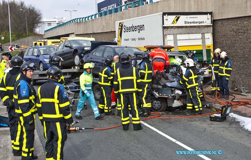 12040211.jpg - FOTOOPDRACHT:Dordrecht:02-04-2012:Dordrecht Bij een aanrijding op de Mijlweg is vanmiddag een bestuurder van een vrachtwagen gewond en bekneld in zijn cabine en gewond geraakt. De trauma helikopter en 2 ziekenwagen verleende assistentie aan de gewonde bestuurder en de brandweer bevrijde beknelde man uit zijn cabine. De toegang weg naar het dordt industrieterrein weg was enkelen uren afgesloten voor het verkeer. beide vrachtwagens raakte totaal los bij het zware ongeval.Deze digitale foto blijft eigendom van FOTOPERSBURO BUSINK. Wij hanteren de voorwaarden van het N.V.F. en N.V.J. Gebruik van deze foto impliceert dat u bekend bent  en akkoord gaat met deze voorwaarden bij publicatie.EB/ETIENNE BUSINK