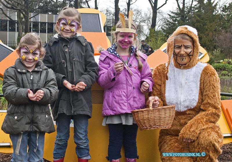 12040902.jpg - FOTOOPDRACHT:Dordrecht:09-04-2012:Stadsboederij weizigt de paashaas was gezellig paaseitjes aan het uitdelen aan de kinderen die langs kwamen. ook konderen de kinderen even op de foto met de paashaas als mama of papa hun eigen camera mee hadden gebracht, ondanks het regenachtige weer waren er voldoende kinderene n ouders naar de dieren komen kijken deze pasen.Deze digitale foto blijft eigendom van FOTOPERSBURO BUSINK. Wij hanteren de voorwaarden van het N.V.F. en N.V.J. Gebruik van deze foto impliceert dat u bekend bent  en akkoord gaat met deze voorwaarden bij publicatie.EB/ETIENNE BUSINK