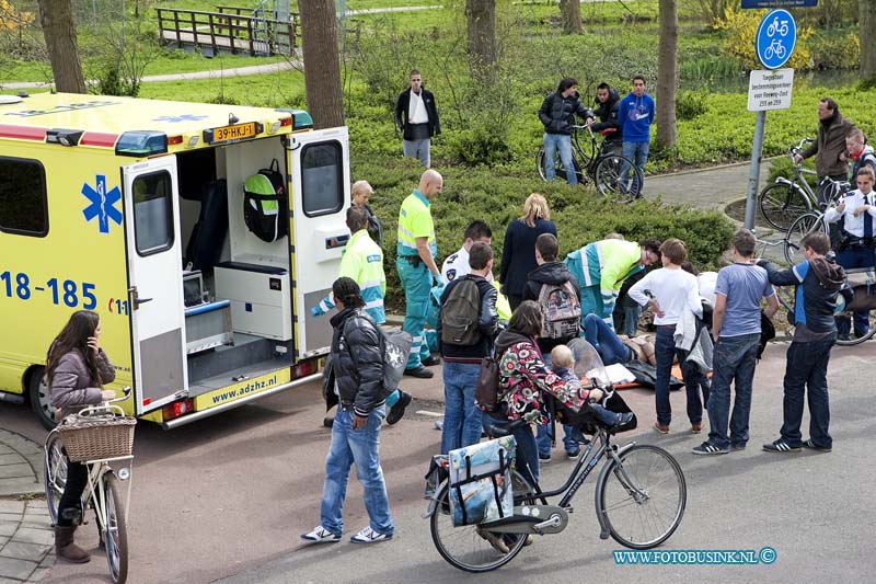 12041101.jpg - FOTOOPDRACHT:Dordrecht:11-04-2012:Twintighoeveweg kwamen vanmiddag een fiets en een scooter met elkaar in aanraking de meiden op de fiest raakt gewond en werden door 2 ambulance afgevoerd naar een ziekeknhuis.Deze digitale foto blijft eigendom van FOTOPERSBURO BUSINK. Wij hanteren de voorwaarden van het N.V.F. en N.V.J. Gebruik van deze foto impliceert dat u bekend bent  en akkoord gaat met deze voorwaarden bij publicatie.EB/ETIENNE BUSINK