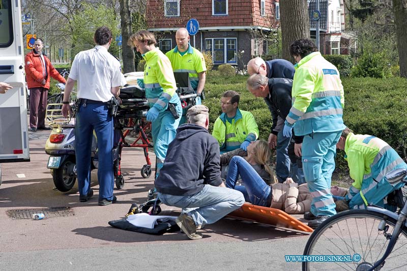 12041102.jpg - FOTOOPDRACHT:Dordrecht:11-04-2012:Twintighoeveweg kwamen vanmiddag een fiets en een scooter met elkaar in aanraking de meiden op de fiest raakt gewond en werden door 2 ambulance afgevoerd naar een ziekeknhuis.Deze digitale foto blijft eigendom van FOTOPERSBURO BUSINK. Wij hanteren de voorwaarden van het N.V.F. en N.V.J. Gebruik van deze foto impliceert dat u bekend bent  en akkoord gaat met deze voorwaarden bij publicatie.EB/ETIENNE BUSINK