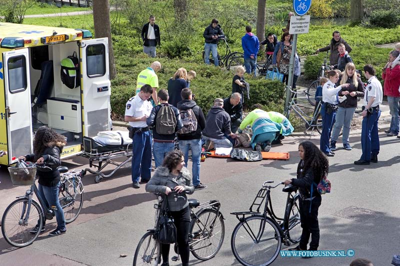 12041103.jpg - FOTOOPDRACHT:Dordrecht:11-04-2012:Twintighoeveweg kwamen vanmiddag een fiets en een scooter met elkaar in aanraking de meiden op de fiest raakt gewond en werden door 2 ambulance afgevoerd naar een ziekeknhuis.Deze digitale foto blijft eigendom van FOTOPERSBURO BUSINK. Wij hanteren de voorwaarden van het N.V.F. en N.V.J. Gebruik van deze foto impliceert dat u bekend bent  en akkoord gaat met deze voorwaarden bij publicatie.EB/ETIENNE BUSINK
