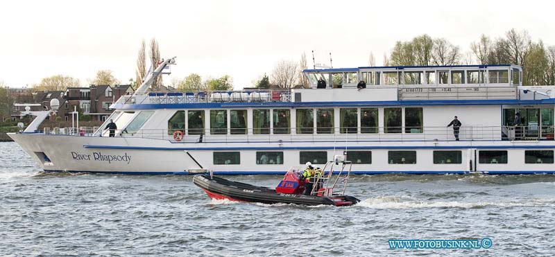 12041501.jpg - FOTOOPDRACHT:Dordrecht:15-04-2012:Persoon onwel aanboord van schip dat op de oude maas ter hoogte van Dordrecht voer. De brandweer en reddings brigade en ambulance rukte uit naar de Merwedekade.Om een onwel geworden persoon van boord van een cruise schip te halen.Deze digitale foto blijft eigendom van FOTOPERSBURO BUSINK. Wij hanteren de voorwaarden van het N.V.F. en N.V.J. Gebruik van deze foto impliceert dat u bekend bent  en akkoord gaat met deze voorwaarden bij publicatie.EB/ETIENNE BUSINK