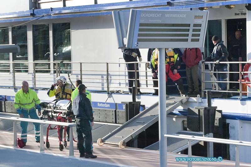 12041503.jpg - FOTOOPDRACHT:Dordrecht:15-04-2012:Persoon onwel aanboord van schip dat op de oude maas ter hoogte van Dordrecht voer. De brandweer en reddings brigade en ambulance rukte uit naar de Merwedekade.Om een onwel geworden persoon van boord van een cruise schip te halen.Deze digitale foto blijft eigendom van FOTOPERSBURO BUSINK. Wij hanteren de voorwaarden van het N.V.F. en N.V.J. Gebruik van deze foto impliceert dat u bekend bent  en akkoord gaat met deze voorwaarden bij publicatie.EB/ETIENNE BUSINK