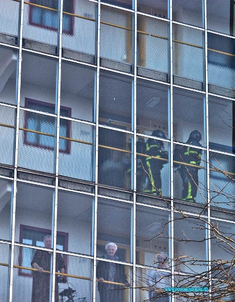 12041504.jpg - FOTOOPDRACHT:Dordrecht:15-04-2012:Brand gezondheidszorg Weizigtweg 311 Dordrecht, een brand in de keuken zorgde voor een flinke paniek, er werd middelbrand alarm gemaak, later zou blijken dat het redelijk snel geblust kon worden in de keuken van de woning, en dat het een pannetje op het gas betrof.Deze digitale foto blijft eigendom van FOTOPERSBURO BUSINK. Wij hanteren de voorwaarden van het N.V.F. en N.V.J. Gebruik van deze foto impliceert dat u bekend bent  en akkoord gaat met deze voorwaarden bij publicatie.EB/ETIENNE BUSINK