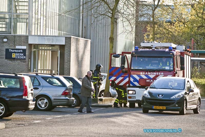 12041505.jpg - FOTOOPDRACHT:Dordrecht:15-04-2012:Brand gezondheidszorg Weizigtweg 311 Dordrecht, een brand in de keuken zorgde voor een flinke paniek, er werd middelbrand alarm gemaak, later zou blijken dat het redelijk snel geblust kon worden in de keuken van de woning, en dat het een pannetje op het gas betrof.Deze digitale foto blijft eigendom van FOTOPERSBURO BUSINK. Wij hanteren de voorwaarden van het N.V.F. en N.V.J. Gebruik van deze foto impliceert dat u bekend bent  en akkoord gaat met deze voorwaarden bij publicatie.EB/ETIENNE BUSINK