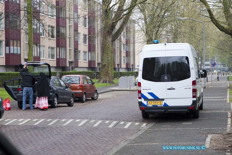 12042801.jpg - FOTOOPDRACHT:Dordrecht:28-04-2012:In de Colijnstraat op 3 hoog heeft mogelijk een familie drama zich afgespeeld heden zaterdag ochtend. Een persoon werd neergestoken en met spoed afgevoerd naar het ziekenhuis. De overige bewoners een familie met kinderen werden mee genomen naar het politie buro voor verhoor. de politie heeft een sporen onderzoek gedaan en probeert de toedracht te achterhalen van deze steekpartij.Deze digitale foto blijft eigendom van FOTOPERSBURO BUSINK. Wij hanteren de voorwaarden van het N.V.F. en N.V.J. Gebruik van deze foto impliceert dat u bekend bent  en akkoord gaat met deze voorwaarden bij publicatie.EB/ETIENNE BUSINK