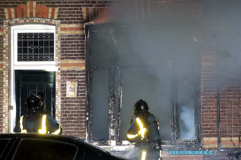 12050102.jpg - FOTOOPDRACHT:Dordrecht:01-05-2012:Een uitslaande brand heeft in de Mathinus Steynstraat 38 een woning compleet verwoest. De bewoner werd met lichte verwondingen naar een ziekenhuis vervoerd.De brandweer heeft andere bewoners geëvacueerd van omliggende woningen. Na enkelen uren was de woning brand geblust over de toedracht van de brand is nog niets bekend.Deze digitale foto blijft eigendom van FOTOPERSBURO BUSINK. Wij hanteren de voorwaarden van het N.V.F. en N.V.J. Gebruik van deze foto impliceert dat u bekend bent  en akkoord gaat met deze voorwaarden bij publicatie.EB/ETIENNE BUSINK