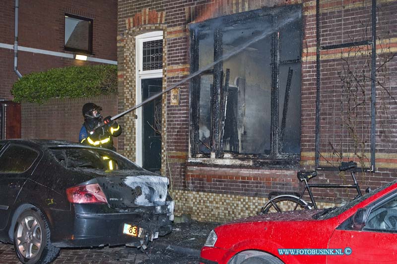 12050104.jpg - FOTOOPDRACHT:Dordrecht:01-05-2012:Een uitslaande brand heeft in de Mathinus Steynstraat 38 een woning compleet verwoest. De bewoner werd met lichte verwondingen naar een ziekenhuis vervoerd.De brandweer heeft andere bewoners geëvacueerd van omliggende woningen. Na enkelen uren was de woning brand geblust over de toedracht van de brand is nog niets bekend.Deze digitale foto blijft eigendom van FOTOPERSBURO BUSINK. Wij hanteren de voorwaarden van het N.V.F. en N.V.J. Gebruik van deze foto impliceert dat u bekend bent  en akkoord gaat met deze voorwaarden bij publicatie.EB/ETIENNE BUSINK