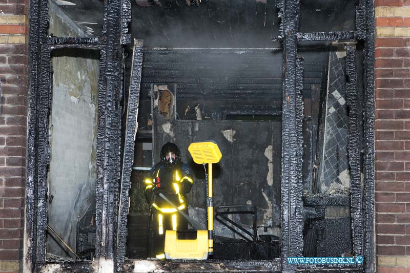 12050105.jpg - FOTOOPDRACHT:Dordrecht:01-05-2012:Een uitslaande brand heeft in de Mathinus Steynstraat 38 een woning compleet verwoest. De bewoner werd met lichte verwondingen naar een ziekenhuis vervoerd.De brandweer heeft andere bewoners geëvacueerd van omliggende woningen. Na enkelen uren was de woning brand geblust over de toedracht van de brand is nog niets bekend.Deze digitale foto blijft eigendom van FOTOPERSBURO BUSINK. Wij hanteren de voorwaarden van het N.V.F. en N.V.J. Gebruik van deze foto impliceert dat u bekend bent  en akkoord gaat met deze voorwaarden bij publicatie.EB/ETIENNE BUSINK