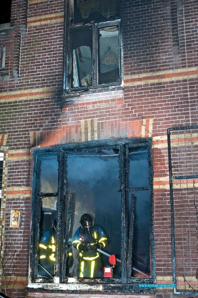 12050106.jpg - FOTOOPDRACHT:Dordrecht:01-05-2012:Een uitslaande brand heeft in de Mathinus Steynstraat 38 een woning compleet verwoest. De bewoner werd met lichte verwondingen naar een ziekenhuis vervoerd.De brandweer heeft andere bewoners geëvacueerd van omliggende woningen. Na enkelen uren was de woning brand geblust over de toedracht van de brand is nog niets bekend.Deze digitale foto blijft eigendom van FOTOPERSBURO BUSINK. Wij hanteren de voorwaarden van het N.V.F. en N.V.J. Gebruik van deze foto impliceert dat u bekend bent  en akkoord gaat met deze voorwaarden bij publicatie.EB/ETIENNE BUSINK