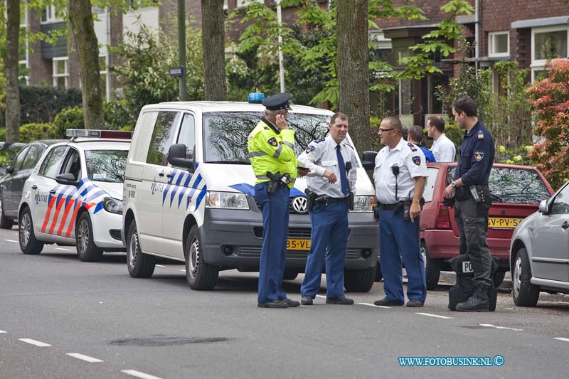 12050201.jpg - FOTOOPDRACHT:Dordrecht:02-05-2012:Na een gewapende overval op de Gall en Gall op de Reeweg Oost liep uit de hand toen de poltie 1 van de daders volgde deze vluchtte een woonhuis aan de Bankastraat in en bij de arrestatie werd over en weer flink geschoten of er gewonden zijn gevallen is niet bekend op dit moment. Het arrestatie team heeft de mogelijk 1 dader wel gearresteerd. het is al de 4e keer dat de Gall en Gall wordt overvallen op deze lokatie.Deze digitale foto blijft eigendom van FOTOPERSBURO BUSINK. Wij hanteren de voorwaarden van het N.V.F. en N.V.J. Gebruik van deze foto impliceert dat u bekend bent  en akkoord gaat met deze voorwaarden bij publicatie.EB/ETIENNE BUSINK