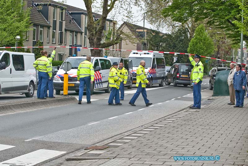 12050203.jpg - FOTOOPDRACHT:Dordrecht:02-05-2012:Na een gewapende overval op de Gall en Gall op de Reeweg Oost liep uit de hand toen de poltie 1 van de daders volgde deze vluchtte een woonhuis aan de Bankastraat in en bij de arrestatie werd over en weer flink geschoten of er gewonden zijn gevallen is niet bekend op dit moment. Het arrestatie team heeft de mogelijk 1 dader wel gearresteerd. het is al de 4e keer dat de Gall en Gall wordt overvallen op deze lokatie.Deze digitale foto blijft eigendom van FOTOPERSBURO BUSINK. Wij hanteren de voorwaarden van het N.V.F. en N.V.J. Gebruik van deze foto impliceert dat u bekend bent  en akkoord gaat met deze voorwaarden bij publicatie.EB/ETIENNE BUSINK