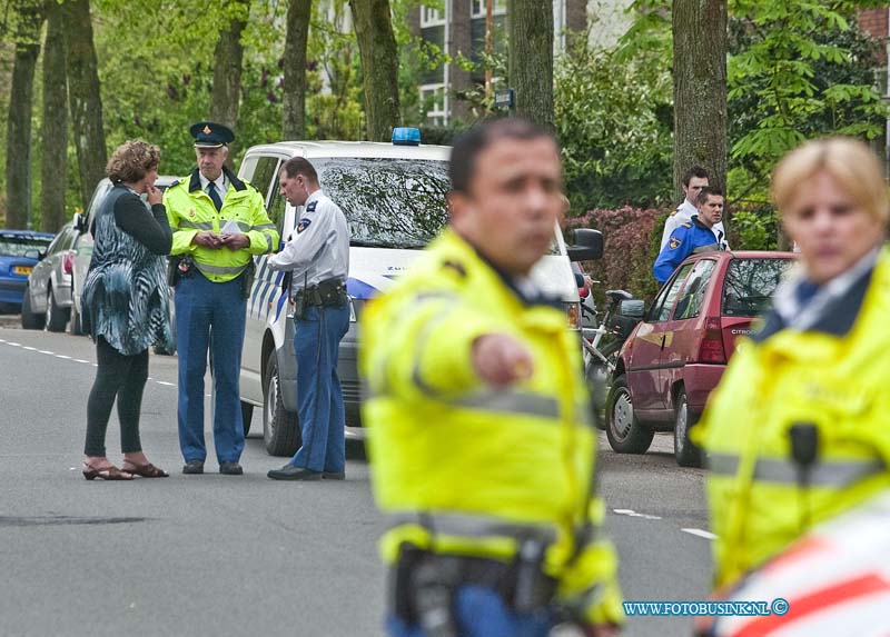 12050204.jpg - FOTOOPDRACHT:Dordrecht:02-05-2012:Na een gewapende overval op de Gall en Gall op de Reeweg Oost liep uit de hand toen de poltie 1 van de daders volgde deze vluchtte een woonhuis aan de Bankastraat in en bij de arrestatie werd over en weer flink geschoten of er gewonden zijn gevallen is niet bekend op dit moment. Het arrestatie team heeft de mogelijk 1 dader wel gearresteerd. het is al de 4e keer dat de Gall en Gall wordt overvallen op deze lokatie.Deze digitale foto blijft eigendom van FOTOPERSBURO BUSINK. Wij hanteren de voorwaarden van het N.V.F. en N.V.J. Gebruik van deze foto impliceert dat u bekend bent  en akkoord gaat met deze voorwaarden bij publicatie.EB/ETIENNE BUSINK