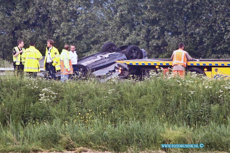 12052201.jpg - FOTOOPDRACHT:Dordrecht:22-05-2012:Bij een aanrijding tussen een vrachtwagen en personen auto zijn op de rwa 16 zijn 2 mensen gewond geraakt, de personen auto sloeg hierbij over de kop en kwam op de vangireel tot stilstand. de rijksweg was ongeveer half uur gestremd voor het verkeer.Deze digitale foto blijft eigendom van FOTOPERSBURO BUSINK. Wij hanteren de voorwaarden van het N.V.F. en N.V.J. Gebruik van deze foto impliceert dat u bekend bent  en akkoord gaat met deze voorwaarden bij publicatie.EB/ETIENNE BUSINK