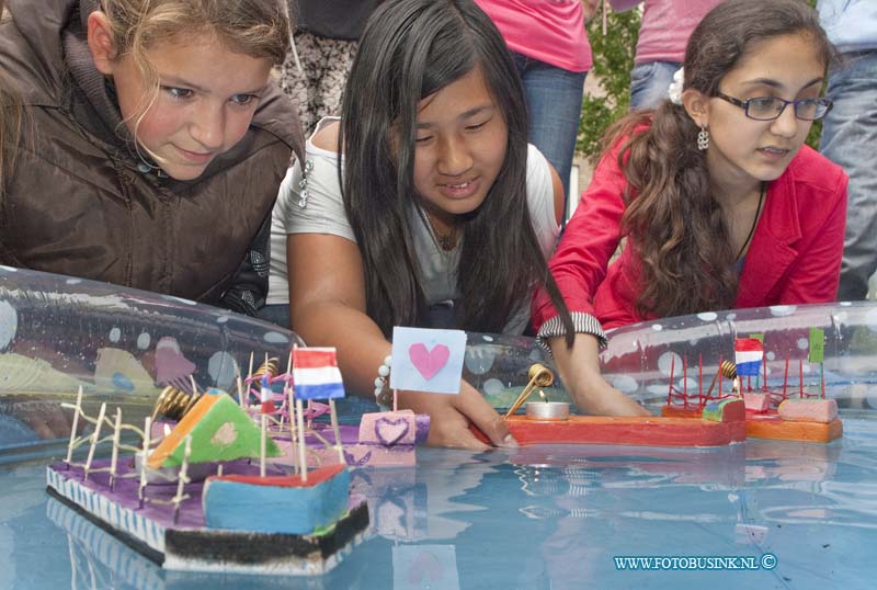 12060101.jpg - FOTOOPDRACHT:Dordrecht 01-06-2012:Dordt in stoom begin dit jaar op de John F. Kennedyschool locatie Bosstraat Dordrecht foto maken Afgelopen week hebben de kinderen van groep 8 van de John F. Kennedyschool locatie Bosstraat een project gedaan rondom stoom. Zeer toepasselijk nu het evenement "Dordt in Stoom" weer voor de deur staat. Samen met hun meester, Martijn de Zeeuw, hebben zij kleine stoombootjes gemaakt. Deze bootjes werden afgelopen vrijdag uitvoerig getest op het schoolplein van de school. Voorafgaande aan dit project hebben de kinderen les gehad over hoe een stoommachine precies werkt. De bootjes hebben een metalen buisje dat volgezogen moet worden met water. Vervolgens gaat er een kaarsje onder het buisje. In het buisje ontstaat dan stoom wat er weer voor zorgt dat het bootje gaat varen. "Het is leuk om op deze manier aan de kinderen duidelijk te maken hoe deze manier van energie opwekken in zijn werk gaat", aldus meester Martijn.Deze digitale foto blijft eigendom van FOTOPERSBURO BUSINK. Wij hanteren de voorwaarden van het N.V.F. en N.V.J. Gebruik van deze foto impliceert dat u bekend bent  en akkoord gaat met deze voorwaarden bij publicatie.EB/ETIENNE BUSINK