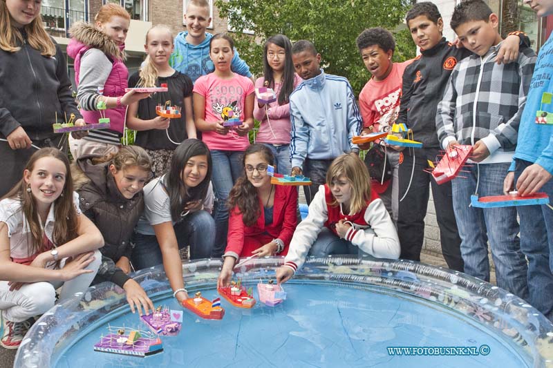 12060103.jpg - FOTOOPDRACHT:Dordrecht 01-06-2012:Dordt in stoom begin dit jaar op de John F. Kennedyschool locatie Bosstraat Dordrecht foto maken Afgelopen week hebben de kinderen van groep 8 van de John F. Kennedyschool locatie Bosstraat een project gedaan rondom stoom. Zeer toepasselijk nu het evenement "Dordt in Stoom" weer voor de deur staat. Samen met hun meester, Martijn de Zeeuw, hebben zij kleine stoombootjes gemaakt. Deze bootjes werden afgelopen vrijdag uitvoerig getest op het schoolplein van de school. Voorafgaande aan dit project hebben de kinderen les gehad over hoe een stoommachine precies werkt. De bootjes hebben een metalen buisje dat volgezogen moet worden met water. Vervolgens gaat er een kaarsje onder het buisje. In het buisje ontstaat dan stoom wat er weer voor zorgt dat het bootje gaat varen. "Het is leuk om op deze manier aan de kinderen duidelijk te maken hoe deze manier van energie opwekken in zijn werk gaat", aldus meester Martijn.Deze digitale foto blijft eigendom van FOTOPERSBURO BUSINK. Wij hanteren de voorwaarden van het N.V.F. en N.V.J. Gebruik van deze foto impliceert dat u bekend bent  en akkoord gaat met deze voorwaarden bij publicatie.EB/ETIENNE BUSINK