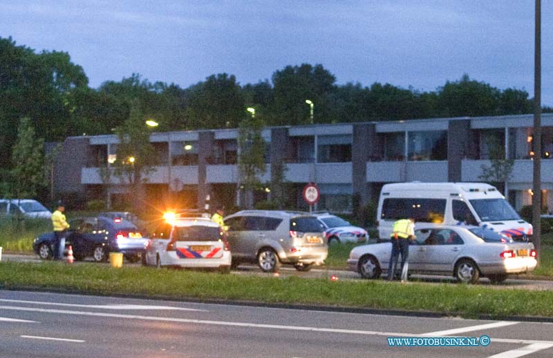 12060107.jpg - FOTOOPDRACHT:Dordrecht:01-06-2012:Alcohol controle Laan de VN / Nassauweg DordrechtDeze digitale foto blijft eigendom van FOTOPERSBURO BUSINK. Wij hanteren de voorwaarden van het N.V.F. en N.V.J. Gebruik van deze foto impliceert dat u bekend bent  en akkoord gaat met deze voorwaarden bij publicatie.EB/ETIENNE BUSINK