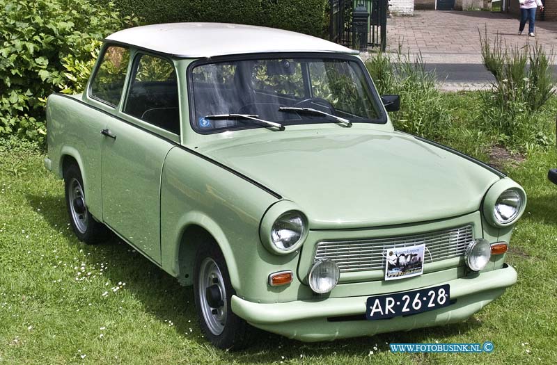 120610009.jpg - FOTOOPDRACHT:Bergen op Zoom:10-06-2012:Trabantweekend op de foto een Trabant p 601 limo uit 1966Deze digitale foto blijft eigendom van FOTOPERSBURO BUSINK. Wij hanteren de voorwaarden van het N.V.F. en N.V.J. Gebruik van deze foto impliceert dat u bekend bent  en akkoord gaat met deze voorwaarden bij publicatie.EB/ETIENNE BUSINK