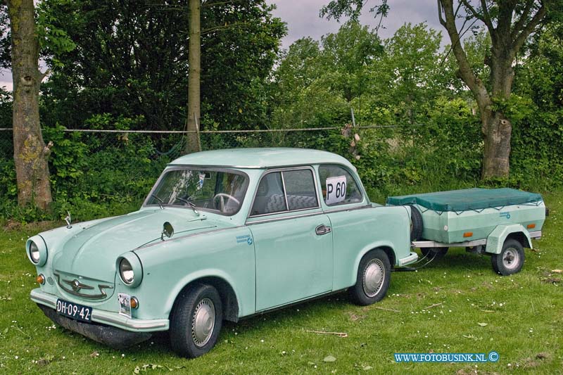 120610015.jpg - FOTOOPDRACHT:Bergen op Zoom:10-06-2012:Trabantweekend op de foto een Trabant p 60 limo uit 1962Deze digitale foto blijft eigendom van FOTOPERSBURO BUSINK. Wij hanteren de voorwaarden van het N.V.F. en N.V.J. Gebruik van deze foto impliceert dat u bekend bent  en akkoord gaat met deze voorwaarden bij publicatie.EB/ETIENNE BUSINK