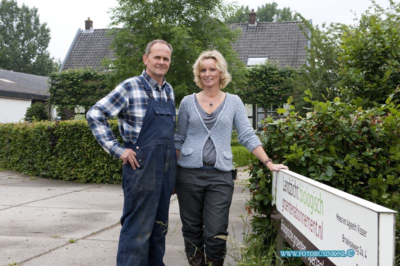 12061202.jpg - FOTOOPDRACHT:Strijen:12-06-2012:foto van een bedrijf in Strijen, bij voorkeur van de twee eigenaren, . De gegevens zijn: Boerderij Landzicht Broekseweg 2a Strijen  info@groentenabonnement.nl  Nieuwe Oogst. Nieuwe Oogst Deze digitale foto blijft eigendom van FOTOPERSBURO BUSINK. Wij hanteren de voorwaarden van het N.V.F. en N.V.J. Gebruik van deze foto impliceert dat u bekend bent  en akkoord gaat met deze voorwaarden bij publicatie.EB/ETIENNE BUSINK