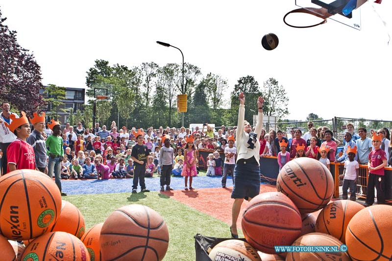 12062001.jpg - FOTOOPDRACHT:Dordrecht:20-06-2012:Opening Nieuwe Speelplein Kennedyschool Bosstraat 1 Crabbehof Dordrecht door Wedh. Rinette ReynvaanDeze digitale foto blijft eigendom van FOTOPERSBURO BUSINK. Wij hanteren de voorwaarden van het N.V.F. en N.V.J. Gebruik van deze foto impliceert dat u bekend bent  en akkoord gaat met deze voorwaarden bij publicatie.EB/ETIENNE BUSINK