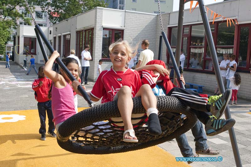 12062002.jpg - FOTOOPDRACHT:Dordrecht:20-06-2012:Opening Nieuwe Speelplein Kennedyschool Bosstraat 1 Crabbehof Dordrecht door Wedh. Rinette ReynvaanDeze digitale foto blijft eigendom van FOTOPERSBURO BUSINK. Wij hanteren de voorwaarden van het N.V.F. en N.V.J. Gebruik van deze foto impliceert dat u bekend bent  en akkoord gaat met deze voorwaarden bij publicatie.EB/ETIENNE BUSINK